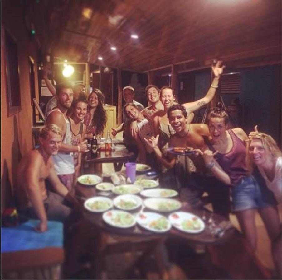 Coral Reef Surf Hostel And Camp Tamarindo Ngoại thất bức ảnh